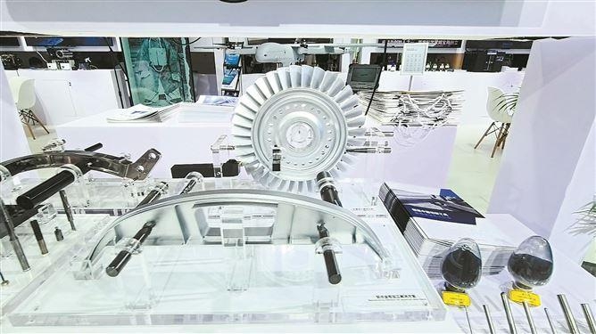 在金鷺特種合金展位上，各種身懷絕技的“神兵利器”亮相，我國許多航空航天重器就是由它們“裁”出來的。