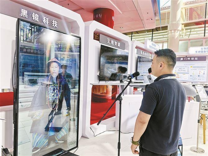 在廈門黑鏡科技展位上，AI“左宗棠”與參觀者互動。