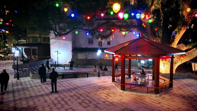 夜色下，市民在公園中散步休憩