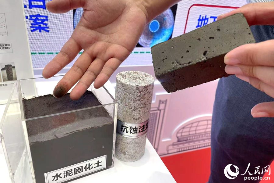 一天時(shí)間，磷石膏廢料加工的“水泥塊”就已固化，較水泥固化土性能更優(yōu)。人民網(wǎng)記者 林盈攝