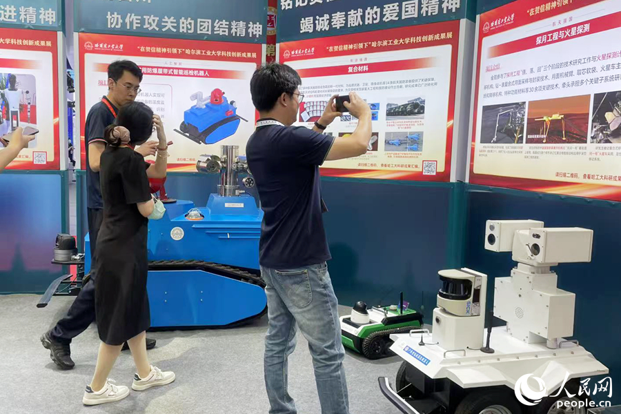 哈爾濱工業(yè)大學(xué)展廳內(nèi)，科研成品“含金量”十足。人民網(wǎng)記者 林盈攝