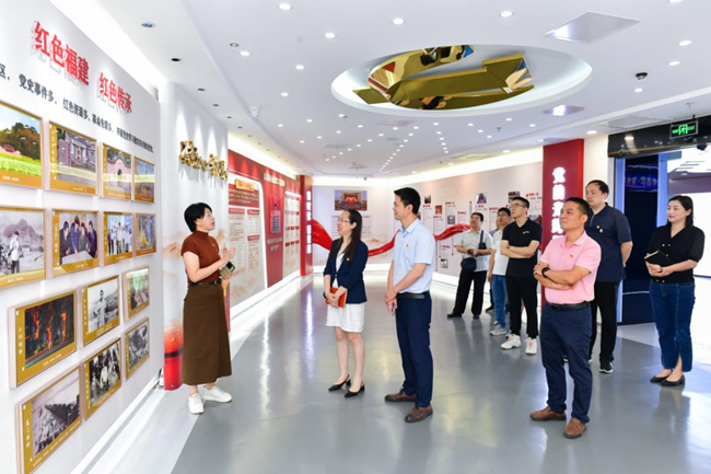 職工參觀中國聯(lián)通紅色文化教育基地。福建聯(lián)通供圖
