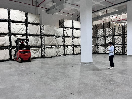 管理人員查看出入庫過程數(shù)據(jù)實(shí)時(shí)動態(tài)更新情況。張錦燦攝
