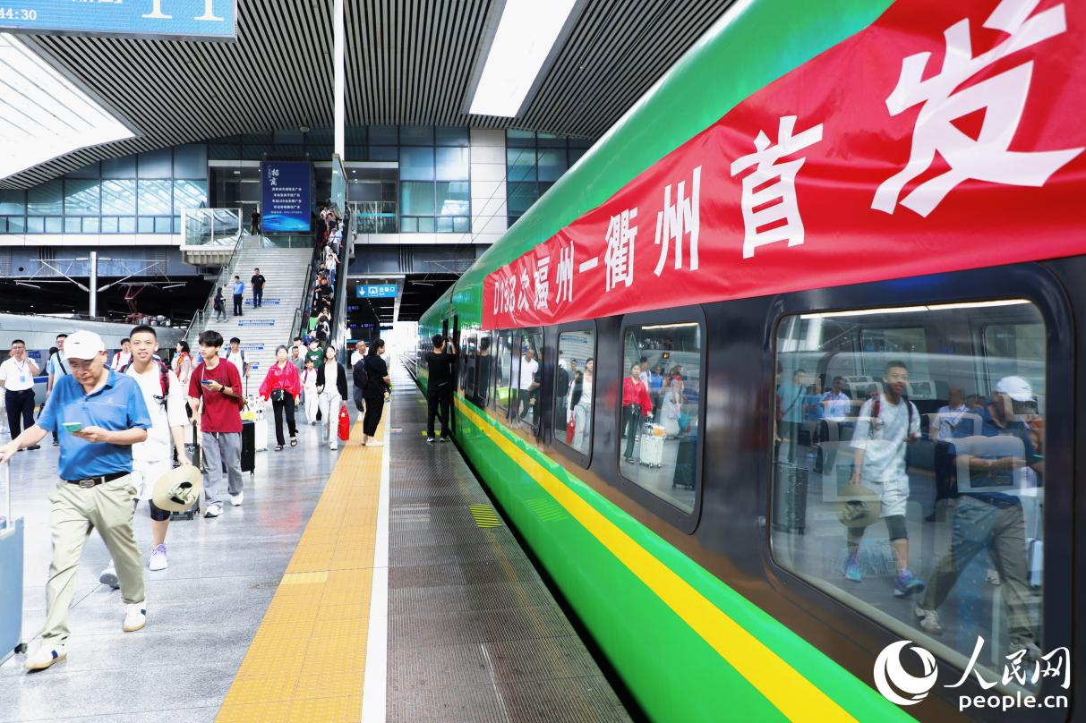 乘客在首趟“周寧有鯉號”動車組列車旁候車。人民網(wǎng) 李唯一攝