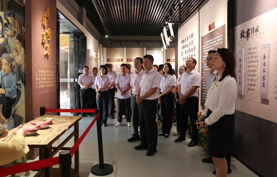 黨員們參觀谷文昌廉政教育主題館。農(nóng)行漳州分行供圖