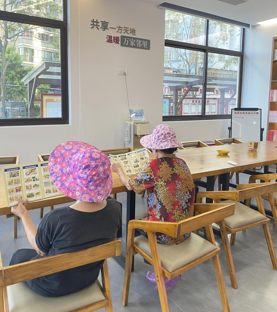 環(huán)衛(wèi)工人黃阿姨和王阿姨下班后在驛站小憩。龍江街道供圖