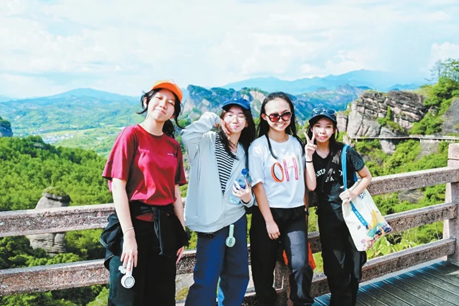營員在冠豸山景區(qū)合影。龍巖市融媒體中心供圖