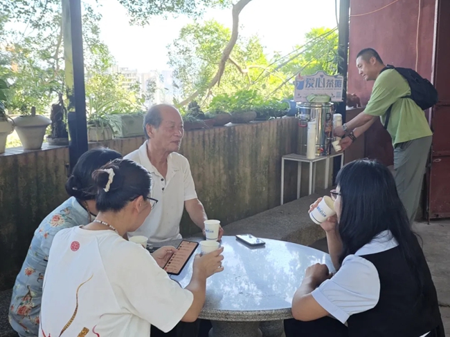 愛心茶攤邊，市民們圍坐喝茶
