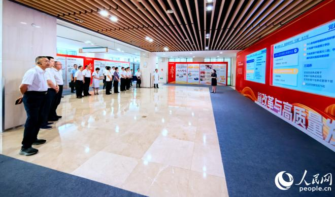 福建省九市一區(qū)、省直有關(guān)部門等醫(yī)改工作單位、醫(yī)療衛(wèi)生機(jī)構(gòu)、醫(yī)改研究機(jī)構(gòu)的相關(guān)負(fù)責(zé)人在龍巖市第一醫(yī)院實(shí)地調(diào)研。人民網(wǎng) 李昌乾攝