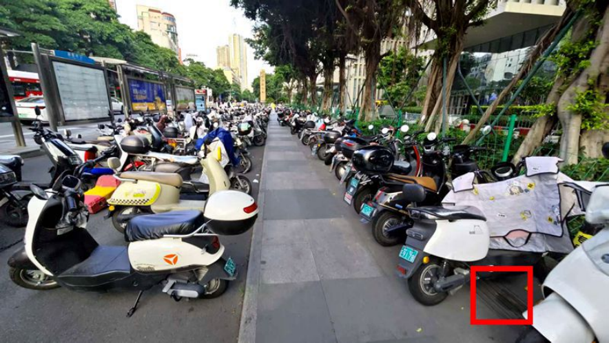 在浦西公交站背后的人行道上，也有不少電動車停放，且完全擋住盲道（紅框位置）。李先生攝于7月6日
