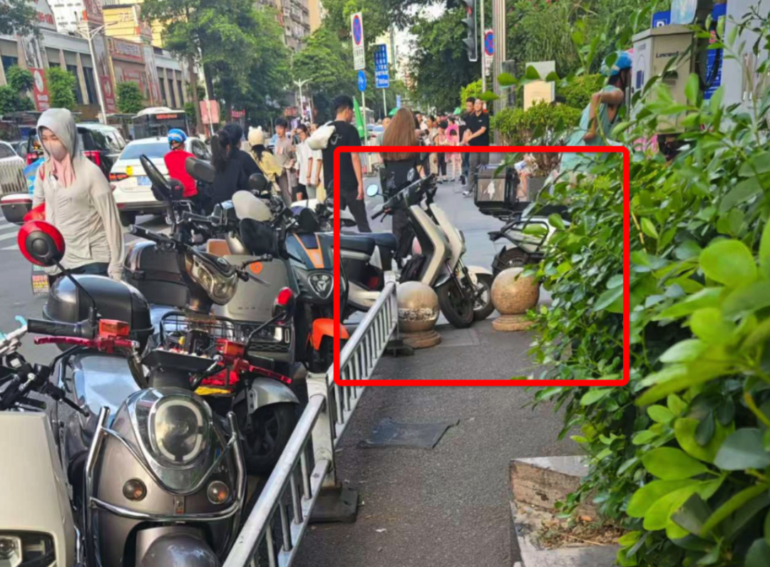 寶洲街萬達文華酒店門口人行道最窄處，出口被非機動車違停擋住。李先生攝于7月6日