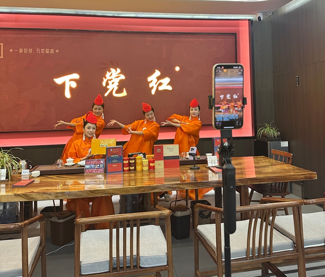 實踐隊進(jìn)行直播