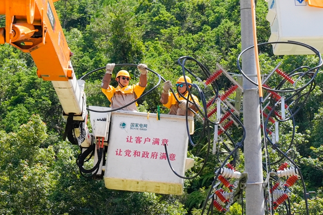 電力工人正在檢修線路設(shè)備。黃小芬攝