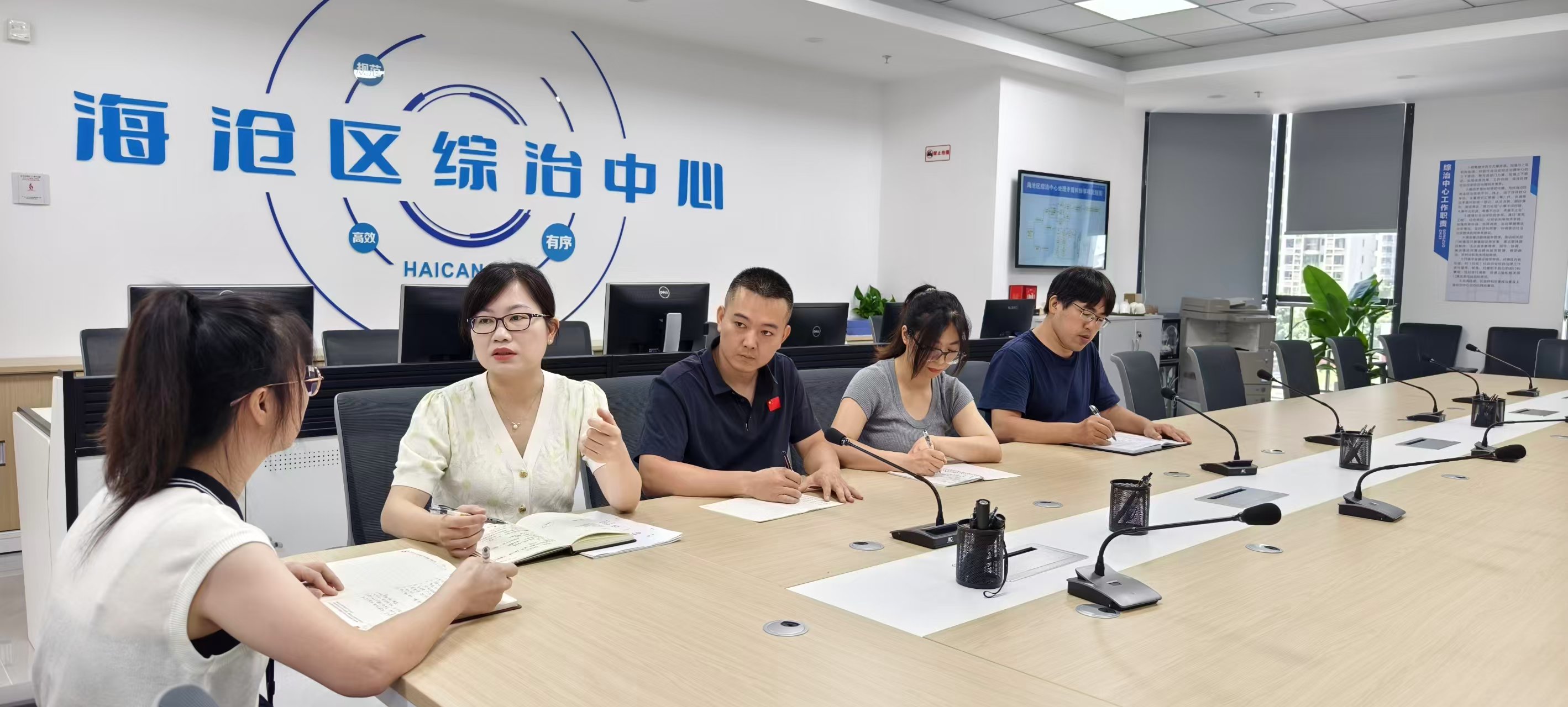 海滄區(qū)綜治中心組織學習討論。林林攝