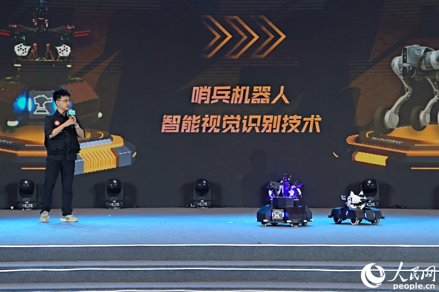 集美大學(xué)“機(jī)甲大師”機(jī)器人戰(zhàn)隊(duì)演示。人民網(wǎng)記者 陳博攝
