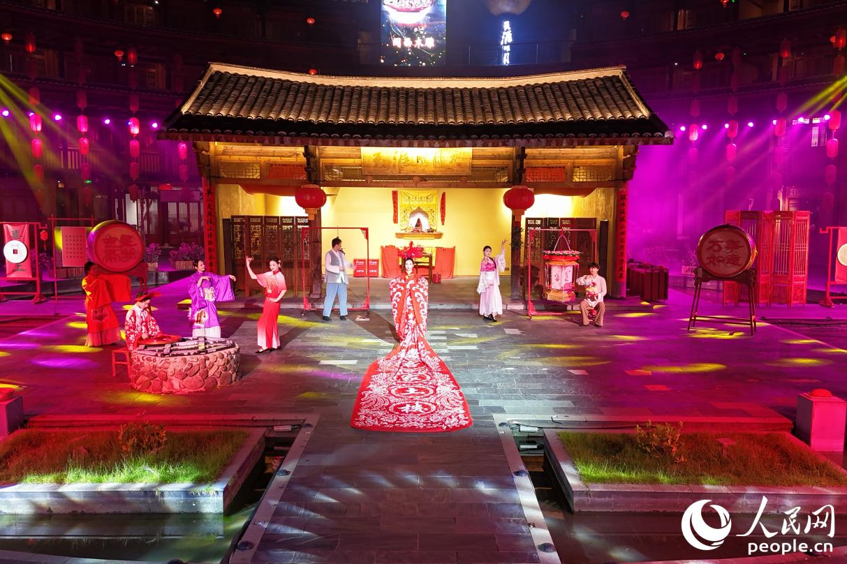 永定土樓不斷開發(fā)升級沉浸式常態(tài)化演出。人民網(wǎng) 李唯一攝