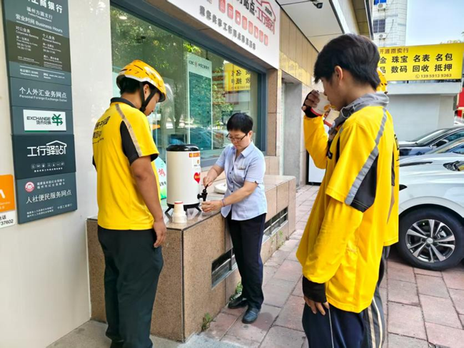 工行福州方圓支行為外賣騎手免費(fèi)提供愛心茶飲。工行福州分行供圖