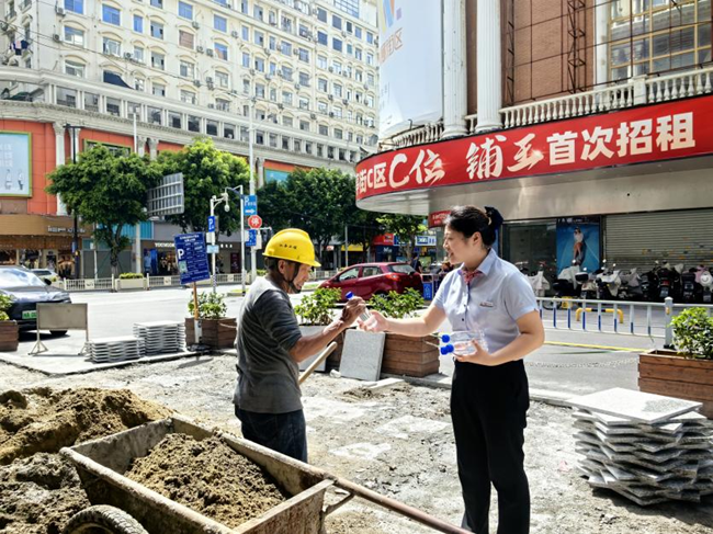 工行福州臺(tái)江支行營(yíng)業(yè)部為室外工作者免費(fèi)提供愛心飲水。工行福州分行供圖