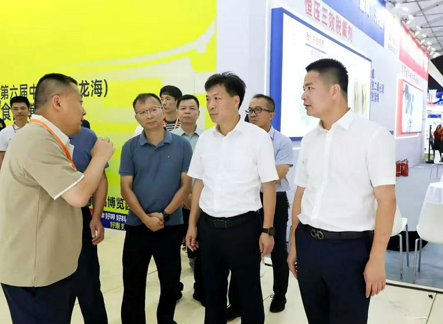 7月15日，葉毓（右二）、陳藝章（右一）帶隊(duì)檢查食博會(huì)籌備情況。龍海報(bào)道組供圖
