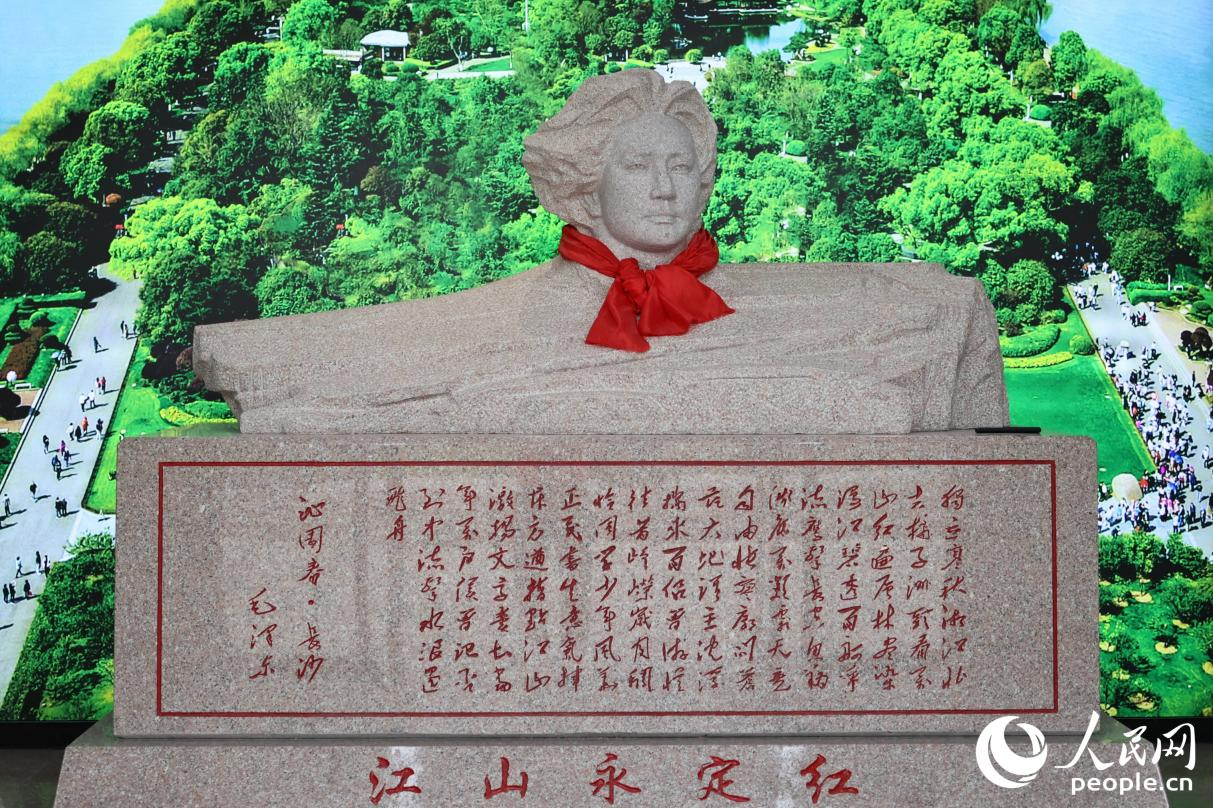 龍巖永定紅石材循環(huán)經(jīng)濟(jì)產(chǎn)業(yè)園內(nèi)的微型青年毛澤東藝術(shù)雕像。人民網(wǎng) 李昌乾攝