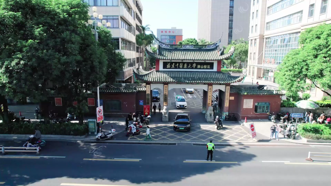 改造后的福建省第二人民醫(yī)院通行路口。福州市公安局交警大隊鼓樓支隊供圖