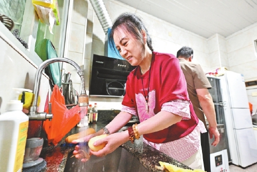 連江縣琯頭鎮(zhèn)壺江島居民用自來水洗菜做飯。記者 林雙偉攝