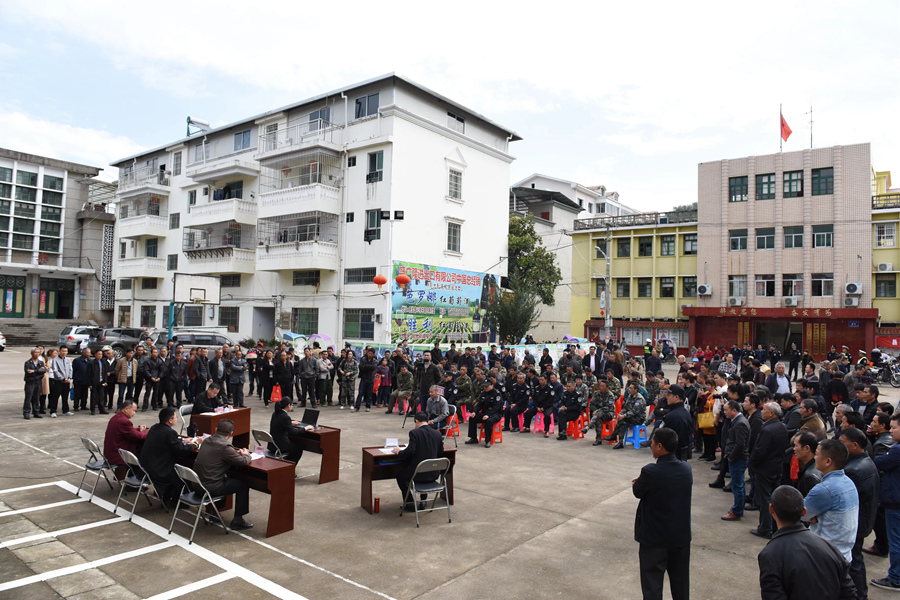 2018年，明溪縣人民法院生態(tài)巡回審判庭首次公開審理非法獵捕案件，以案釋法（資料圖）。明溪縣人民法院供圖