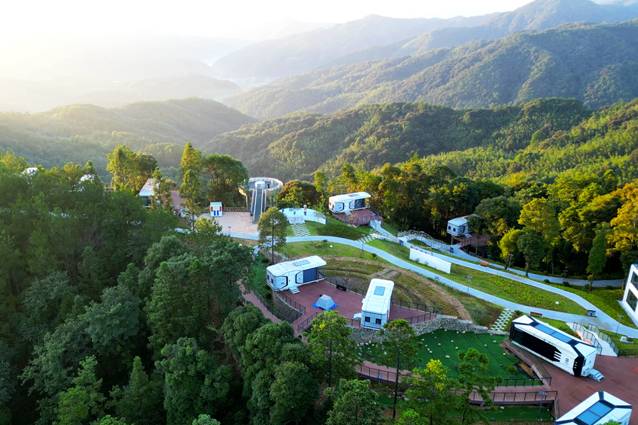 山頂?shù)?2棟“星空屋”，讓游客不僅能近距離觀賞珍稀鳥類，還能俯瞰云海，仰望星空。明溪縣融媒體中心供圖