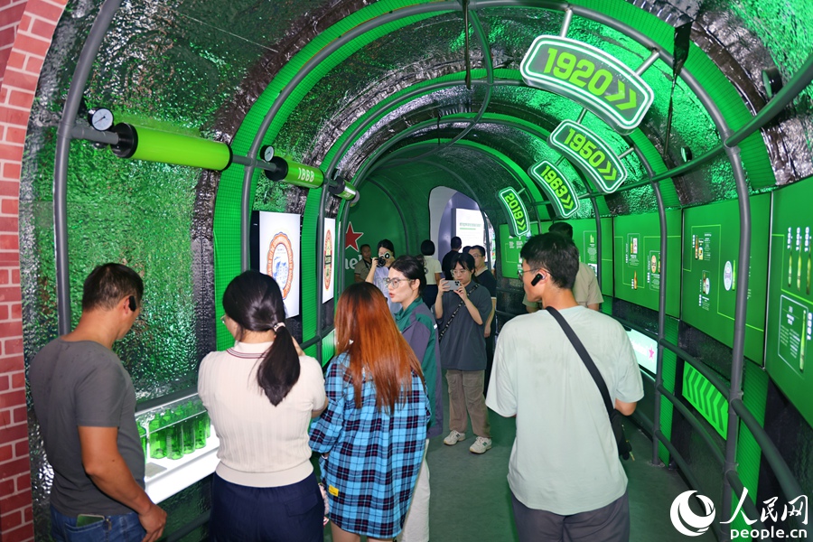 參觀華潤啤酒廈門喜力工廠博物館。人民網(wǎng)記者 陳博攝