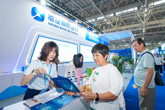 2025海峽（福州）漁業(yè)周舉辦期間，海峽銀行工作人員向市民介紹海洋特色金融產(chǎn)品。記者 原浩攝