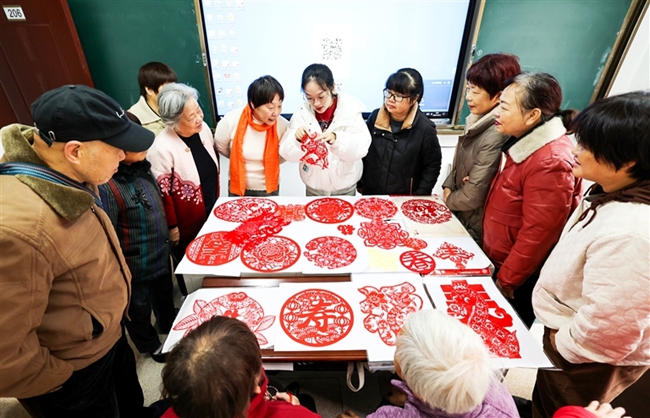 柘榮剪紙非遺走進(jìn)市老年大。記者 王志凌攝