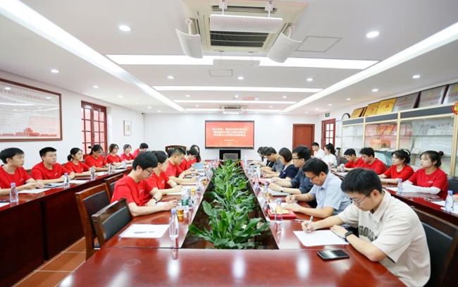 實(shí)踐隊隊員與廈門大學(xué)馬克思主義學(xué)院師生座談