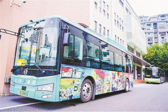 “鷺島國防 青春守護(hù)”主題公交車。湖里區(qū)委宣傳部供圖