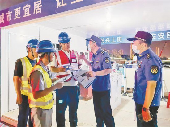 執(zhí)法人員前往工地，宣傳《中華人民共和國(guó)噪聲污染防治法》。廈門市執(zhí)法局供圖