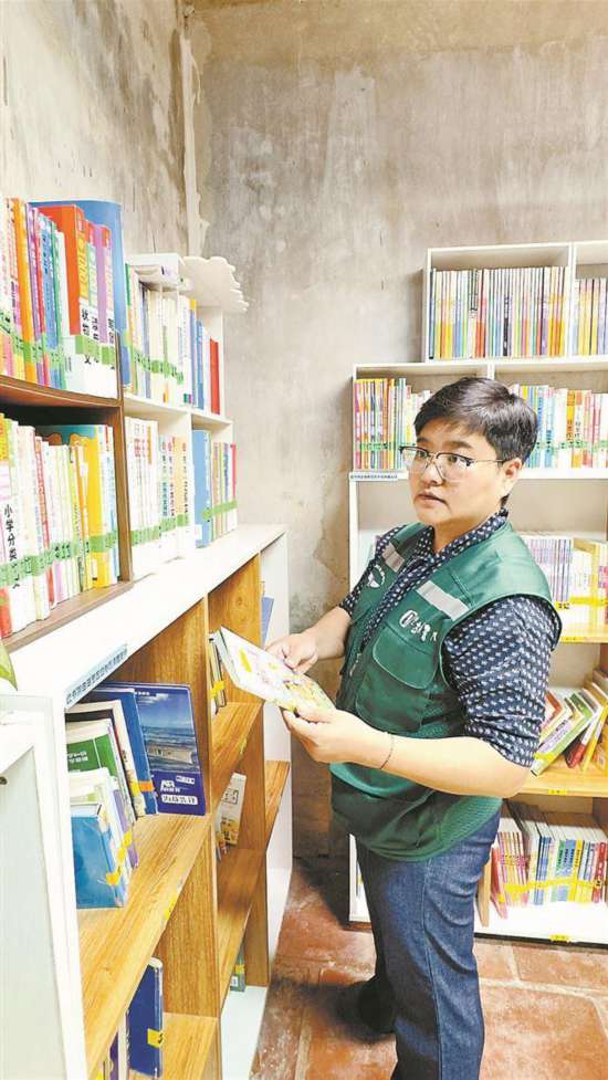 崔麗在圖書館整理圖書。記者 莊筱婧攝