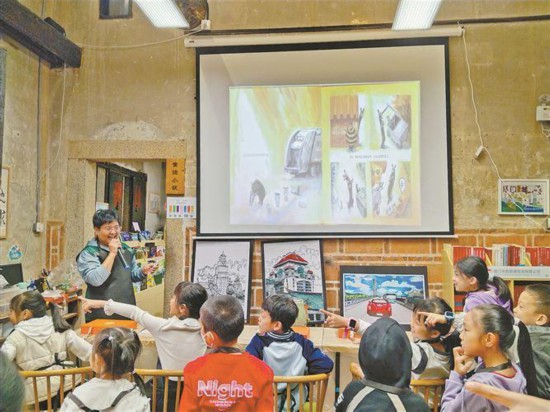 崔麗為孩子們講解繪本。受訪者供圖