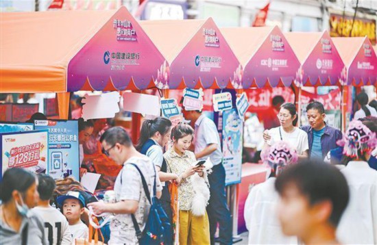 廈門建行走進(jìn)中山路等商圈，依托數(shù)字金融產(chǎn)品，開展促消費(fèi)活動(dòng)，助力商圈經(jīng)濟(jì)發(fā)展。記者 林銘鴻攝