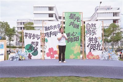 全國殘疾人工作先進集體寧德市藍(lán)絲帶助殘幫扶中心負(fù)責(zé)人在陽光助殘嘉年華現(xiàn)場宣講第七次全國自強模范暨助殘先進表彰大會精神