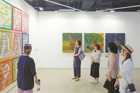 第二屆“橋連兩岸·藝術(shù)共融”（廈門）藝術(shù)展呈現(xiàn)視覺與藝術(shù)雙重盛宴。圖為市民觀展。朱毅力攝