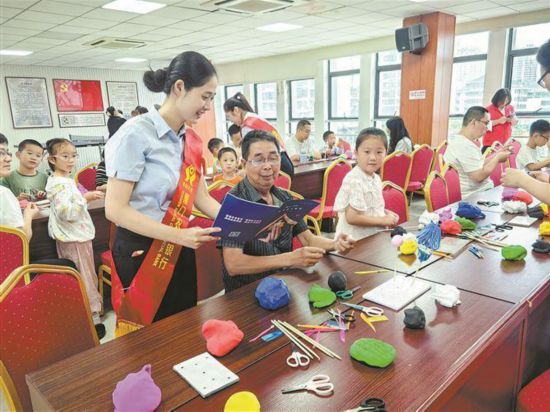 廈門農(nóng)商銀行組織形式多樣的宣傳活動，為市民普及金融知識。廈門農(nóng)商銀行供圖