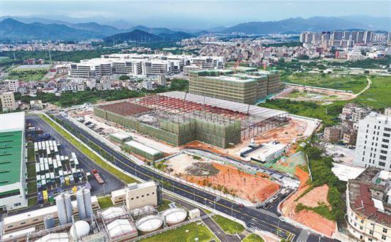 廈門寶鋼制罐新建智能化兩片罐生產(chǎn)基地項目正在加速建設(shè)，將成為同安啤酒產(chǎn)業(yè)鏈的重要一環(huán)。夏海濱攝
