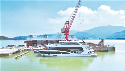 福寧船舶舾裝碼頭?？慷嗨译妱哟?/></a>
        <strong><a href='/n2/2025/0628/c181466-41274592.html' target=_blank>福安電動船舶：逐浪藍海，駛向全球</a></strong><em>　　<a href='/n2/2025/0628/c181466-41274592.html' target=_blank>福寧船舶舾裝碼頭?？慷嗨译妱哟?日前，在福安市白馬河畔福寧船舶舾裝碼頭，一艘新建造的“明星船”——嶼見77號，剛剛完成試航，靜靜地?？吭谶@里。這艘船以其卓越的性能和創(chuàng)新的設計，吸引了眾人的目光。…</a></em></p>
        <h6><em class=
