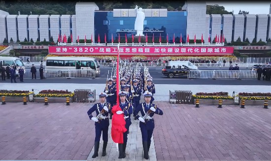 三坊七巷消防救援站指戰(zhàn)員護送國旗前往旗臺。