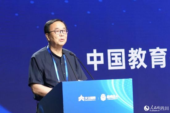 中國教育技術協(xié)會監(jiān)事長、教育數字人推進工作組組長張少剛發(fā)言。人民網記者 郭瑩攝