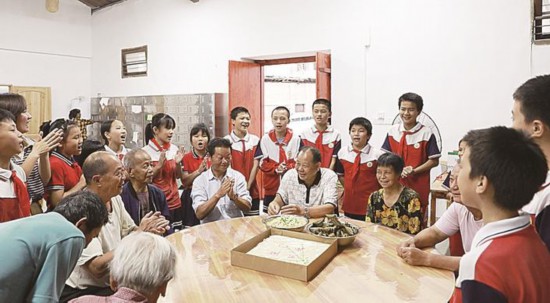 沙溪鄉(xiāng)梓口坊村學(xué)生為老人過(guò)集體生日