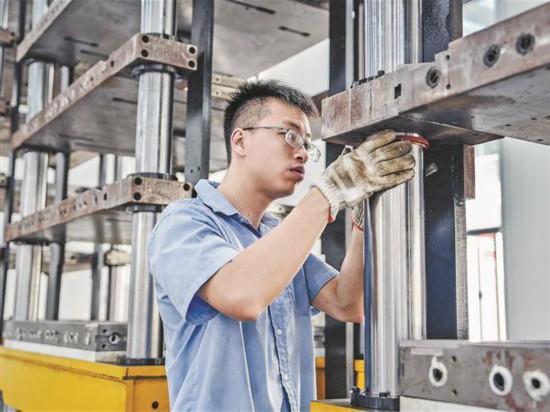 及時送電為項目投產(chǎn)奠定基礎(chǔ)。圖為碳飛復(fù)材廠房及配套工程進入設(shè)備安裝調(diào)試階段。