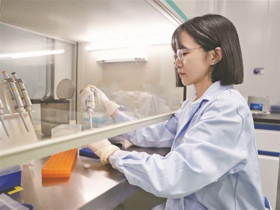 在致善生物，黨員帶頭打造“冠軍產(chǎn)品”。圖為致善生物的黨員在PCR配液間內(nèi)配制溶液。記者 盧劍豪攝