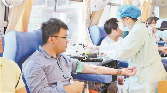 廈門自貿(mào)片區(qū)黨組組織黨員參加獻(xiàn)血活動(dòng)。廈門自貿(mào)片區(qū)供圖