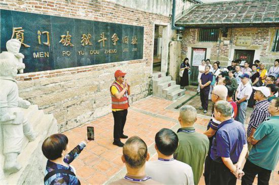 “鷺島銀領”宣講員李旭鳴在廈門破獄斗爭舊址開展傳承紅色基因主題宣講。