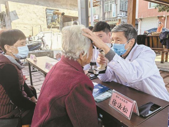 醫(yī)療領域銀發(fā)人才深入農村為群眾義診。